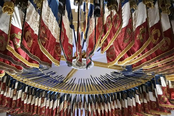 Environ 190 drapeaux sont exposés dans la salle des Emblèmes depuis une quarantaine d’années