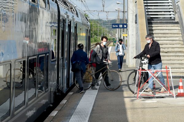 Des passagers débarquant d'un train. Photo d'illustration