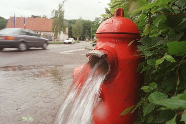 Une borne à incendie ouverte - Photo d'illustration