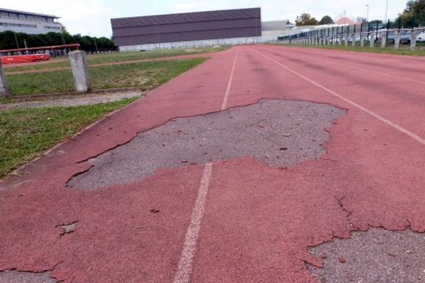 L'état de la piste d'Athlétisme témoigne du manque de moyens dont souffre la faculté des sciences du sport. 