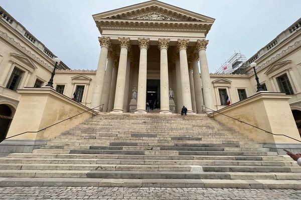 Les deux hommes de 26 et 28 ans sont accusés d’avoir séquestré et torturé une jeune femme avant de la jeter avec l’aide de leur ère au bord du canal de Midi à Vias ( Hérault) en novembre 2019. Pour le premier jour d’audience, la victime encore traumatisée et très fragile n’a pas pu être présente à l’audience.