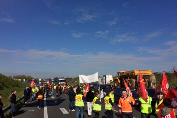 Manifestation contre la loi Travail sur la RN10 à Champniers près d'Angoulême.