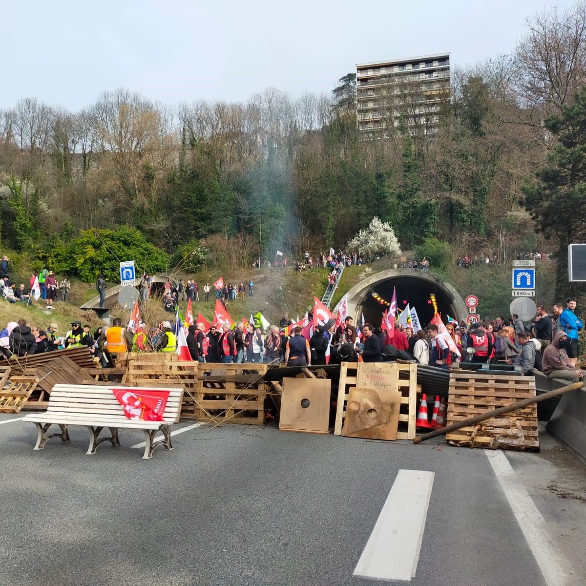 Un couple a forcé le barrage des gilets jaunes sur le voie rapide urbaine  à Chambéry (Savoie) - Vidéo Dailymotion