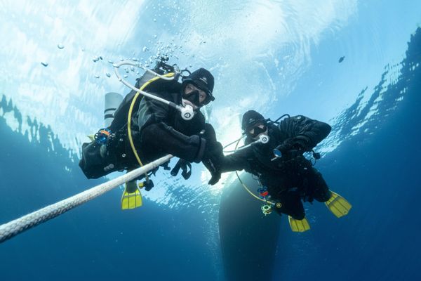 Photo d'illustration de deux plongeurs en Croatie, lors d'un palier de décompression.