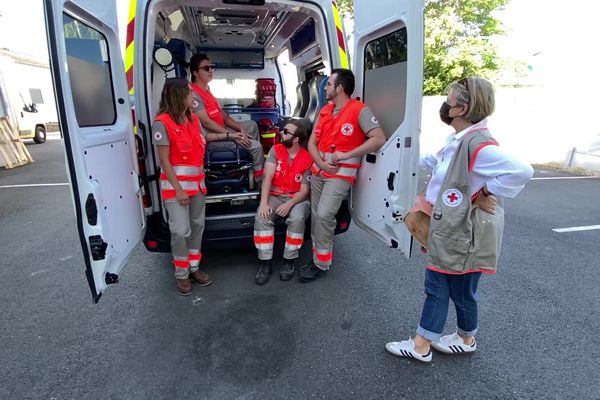 Lucille,Mathis, Alexis et Paul, 4 des bénévoles tourangeaux de la Croix-Rouge, ne sont pas prêts d'oublier leur mission aux JO de Paris...