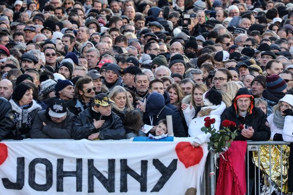 Des dizaines de milliers de fans étaient dans la rue pour Johnny