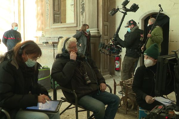 Les équipes du réalisateur Jean-Jacques Annaud (au centre) devraient rester jusqu'à fin mars dans l'Yonne. 