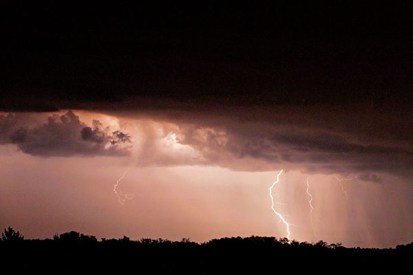 Le Morbihan, l'Ille-et-Vilaine et les Côtes-d'Armor sont placés en vigilance jaune aux orages en fin de journée ce samedi 7 septembre. 
Illustration d'orages en Bretagne.