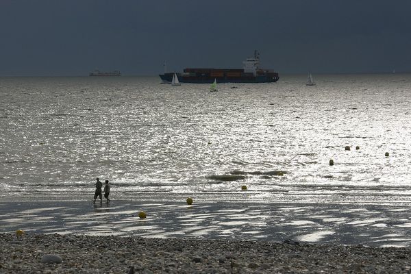 Ombre et lumière à l'horizon du Havre.