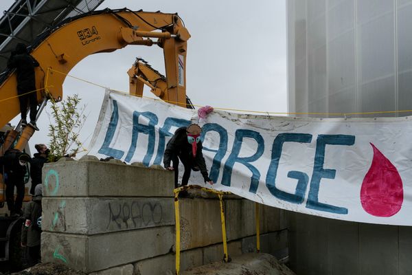 Les manifestants ont affiché des banderoles sur une unité de production de béton.