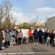 Les parents d'élèves se sont rassemblés devant l'école Monts de Vignes à Dijon, dans l'espoir de venir en aide aux deux familles.