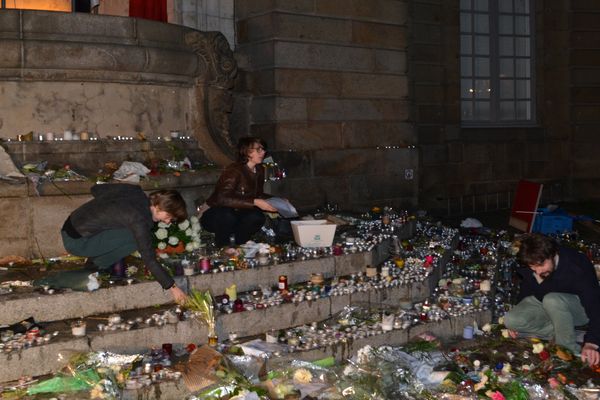 Lundi soir, les archives de la mairie de Rennes ont collecté l'ensemble des messages rendant hommage aux victimes pour les conserver.