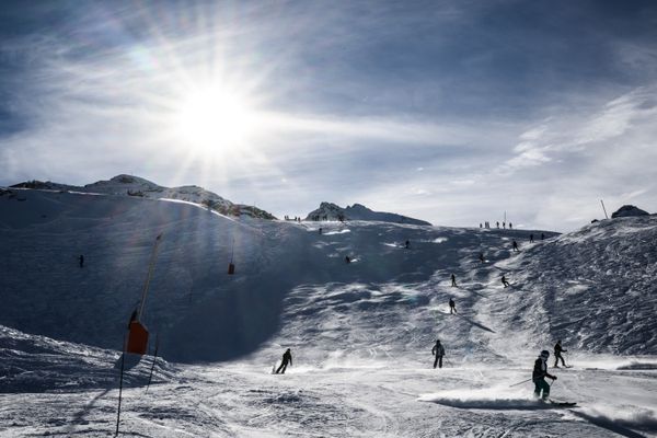 Les skieurs profitent des pentes enneigées de la station de Val Thorens (Savoie) le jour de son ouverture, le 26 novembre 2022.