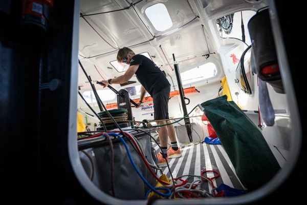 Le skipper rochelais Yannick Bestaven, à bord de son Imoca Maître Coq, à l'entraînement, le 10 avril 2024.