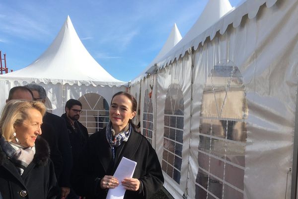 Delphine Ernotte visite le chantier des futurs locaux de France 3 à Poitiers