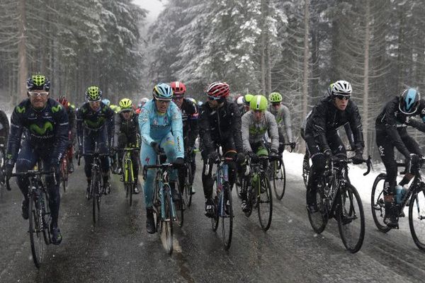 Le peloton de Paris-Nice sous la neige, juste avant de l'annulation de l'étape.