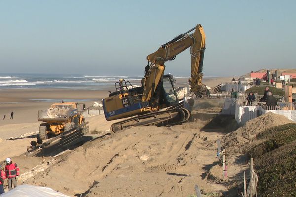 Une dizaine de tractopelles rehaussent les digues de Lacanau en Gironde pour protéger maisons et commerces de l'érosion