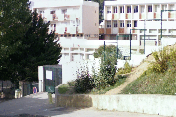 L'entrée de l'école élémentaire Salines VI à Ajaccio.