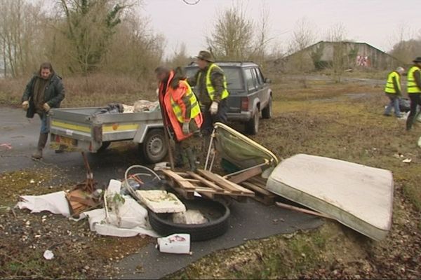 Un matelas, un pneu... les déchets sont amassés sur des remorques, dans le Loiret, le 5 mars 2016.