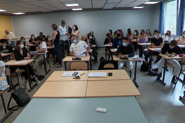 Une épreuve en blanc du nouveau Bac "noir" pour des élèves de terminale du lycée Joffre, à Montpellier.