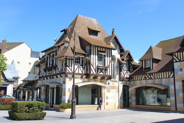 Le magasin de luxe Hermès, à Deauville (Calvados), a été victime d’un cambriolage dans la nuit du 20 au 21 décembre 2023.