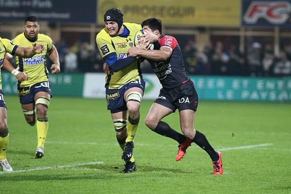 Le 8 janvier 2017, Arthur Iturria sur la pelouse du Stade Marcel Michelin lors du match de Top 14 ASM Clermont/Toulon.