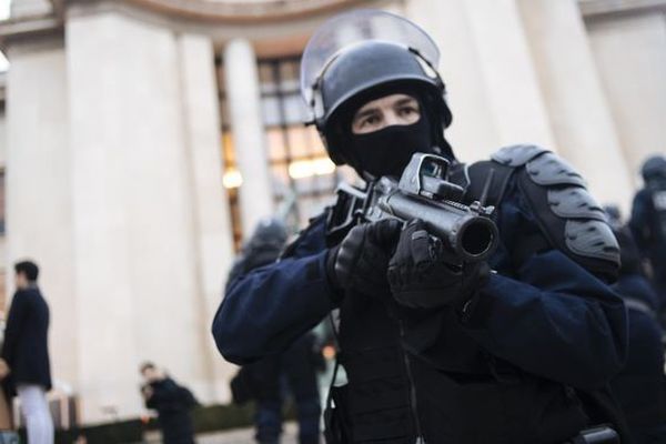 un policier équipe d'un lanceur de balles de défense ( LBD) 