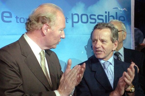 Brice Hortefeux (à gauche), président de l'association des Amis de Nicolas Sarkozy, et Alain Carignon, secrétaire général adjoint de l'association.