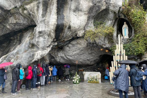 Plus de 4000 pèlerins présents ce vendredi midi 11 février pour l'ouverture de la grotte de Lourdes après 2 ans de fermeture à cause du Covid-19.