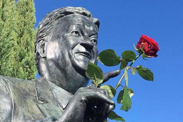 Commémoration devant le statue de Georges Frêche, en ce jour anniversaire pour les 10 ans de sa disparition.