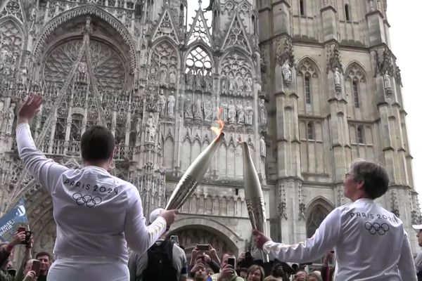 La Flamme Olympique devant la cathédrale de Rouen vendredi 5 juillet 2024.