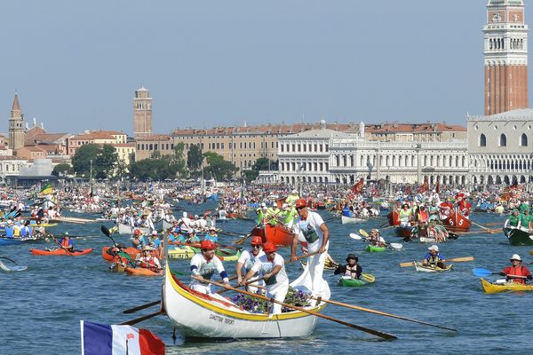 La Vogalonga a lieu chaque année à Venise, lors de la Pentecôte.