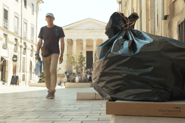 Les poubelles s'entassent dans les rues de Nîmes.