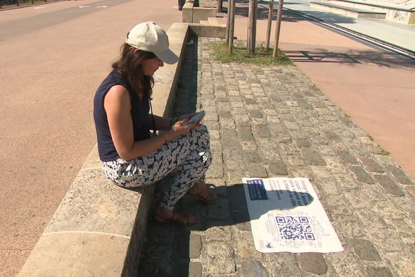 Du 7 août au 15 septembre, les habitants de Bordeaux métropole peuvent répondre à un questionnaire en scannant les QR codes répartis sur onze îlots de chaleur.