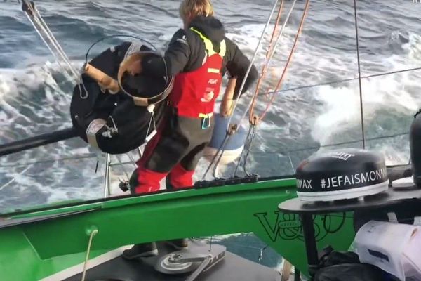 Maxime Sorel sur V&B Mayenne a jeté une bouée à la mer qui servira à recueilllir des données pour Météo France