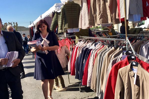 Alain Verdin distribuant des tracts pour Marine Le Pen sur le marché de Loudun en 2017.