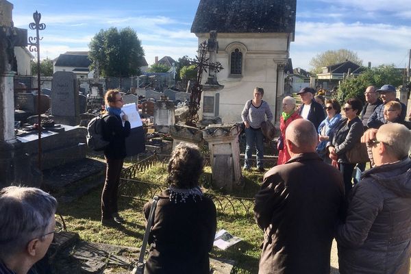 Plusieurs tombes de célébrités locales se trouvent dans ce cimetière.