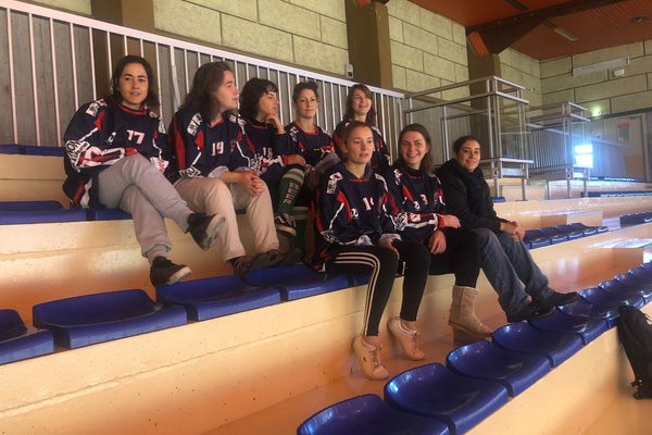 Les joueuses de la première équipe féminine de hockey sur glace d'Auvergne ont organisé le 2 octobre un tournoi 100% féminin au Mont-Dore (Puy-de-Dôme).