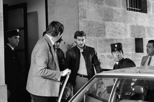 Lionel Cardon, entouré de policiers, quitte le 10 avril 1984 le Palais de Justice à Bordeaux. Il a passé 33 ans en prison. 