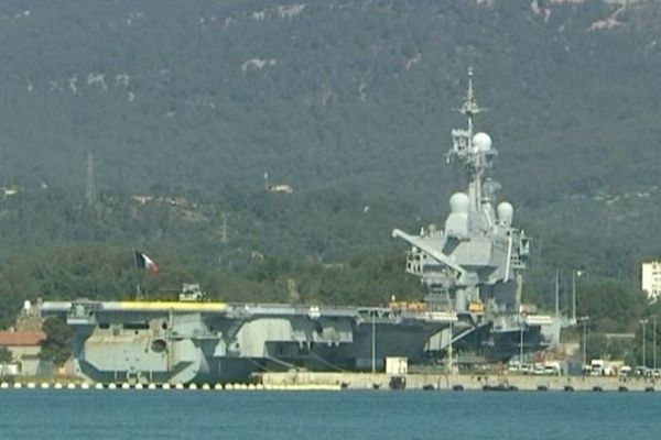 Le Charles-de-Gaulle dans la rade de Toulon