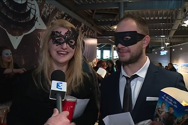 Pour cette soirée spéciale, les spectateurs s'affichaient masqués.