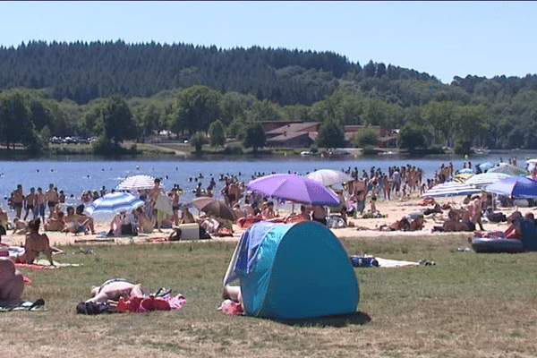 A l'ombre des parasols, et dans la fraîcheur de l'eau au lac de Saint-Pardoux, près de Limoges