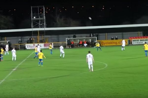 Le dégagement du défenseur (à droite, en blanc) va se retourner contre lui et son gardien.