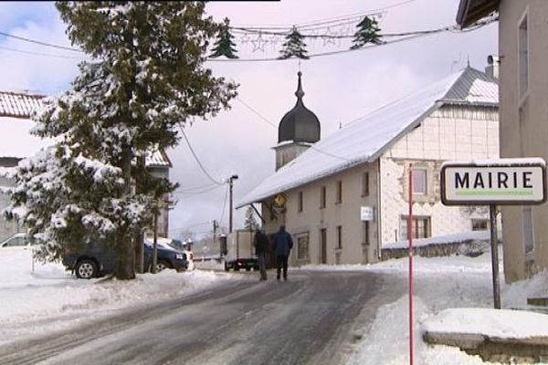 Pour la 3 eme fois, le village du Haut-Doubs se mobilise pour sauver l'une des deux classes de l'école.