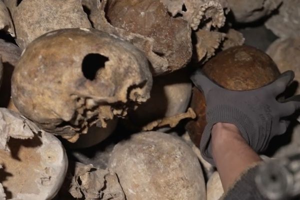 Les professionnels doivent trouver une place pour chaque crâne, chaque fémur, chaque tibia pour reconstituer les murets des Catacombes.