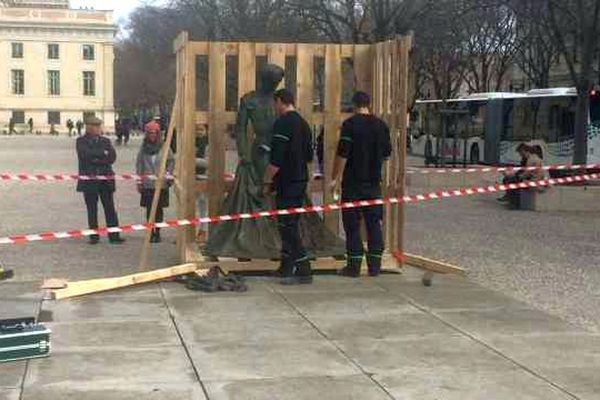 La statue de "Nimeño II" a été transportée dans une caisse en bois dans la région parisienne - 8 février 2016