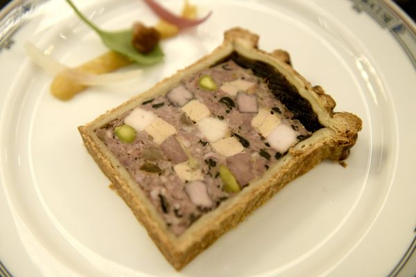 Le pâté-croûte de Damien Raymond décroche la 2ème place du championnat du monde de pâté-croûte, de collonges-au-Mont-d'Or à l'abbaye Paul Bocuse.