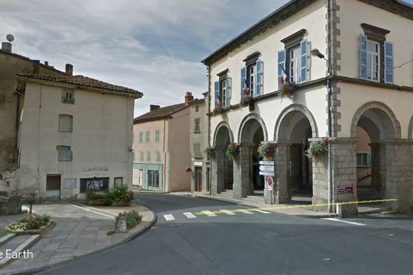 A Cunlhat (Puy-de-Dôme), la municipalité a mis en place un couvre-feu ce lundi 3 mars pour mettre fin aux actes de vandalisme et faire respecter les mesures de confinement.