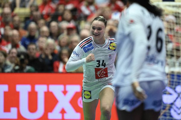 L'arrière centrale française Lena Grandveau décisive lors de la finale du Championnat du monde de handball féminin de l'IHF à Herning, Danemark, le 17 décembre 2023