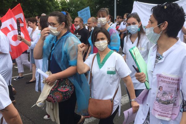 Des membres du personnel de l'hôpital de Dax dans la manifestation ce jeudi 28 juin. 